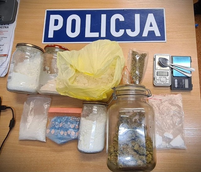 Ponad dwa kilogramy narkotyków znaleźli policjanci z Tczewa w mieszkaniu 30-letniego mężczyzny. To: mefedron, MDMA, amfetamina, kokaina i marihuana.