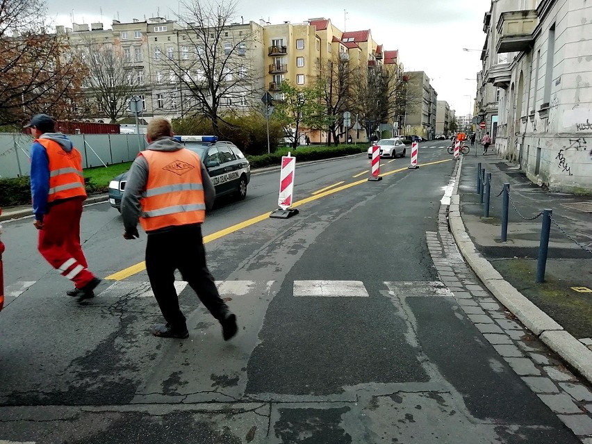 Zmiana organizacji ruchu w rejonie skrzyżowania Komuny...