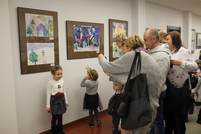 Dziś (6 grudnia), z okazji mikołajek, w Urzędzie Marszałkowskim w Toruniu, gościły dzieci z przedszkola Bim-Bam-Bino. Maluchy przygotowały prace plastyczne o tematyce świątecznej. Zostaną wystawione na drugim piętrze urzędu. Z okazji otwarcia wystawy na maluchy z przedszkola czekał także Święty Mikołaj i animacje z iluzjonistą.