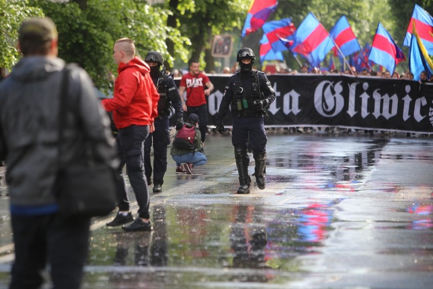 Zobacz kolejne zdjęcia. Przesuwaj zdjęcia w prawo - naciśnij...