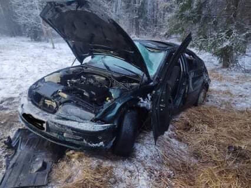 Dachowanie BMW na DK65 w okolicach miejscowości Zalesie