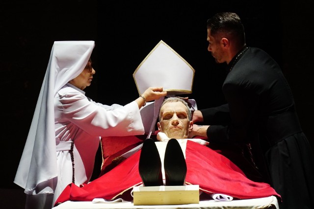 Spektakl oparty jest na temacie choroby i śmierci papieża, Jana Pawła II.