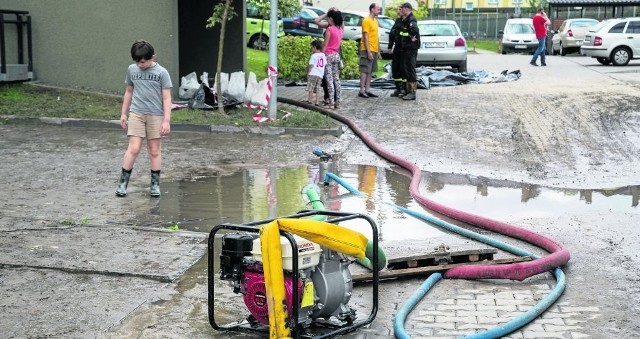 Dzień po ulewie trwało odpompowywanie wody. Dzisiaj garaże wciąż schną. PZU za tydzień ma wyceniać straty