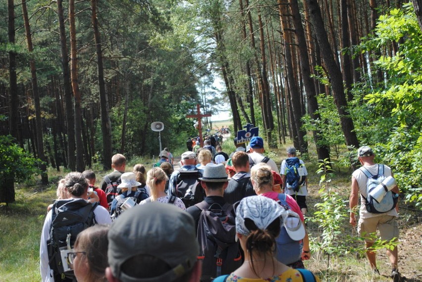 Lubelscy pielgrzymi dziesiąty dzień na pątniczym szlaku. Coraz bliżej do Jasnej Góry (ZDJĘCIA)                            