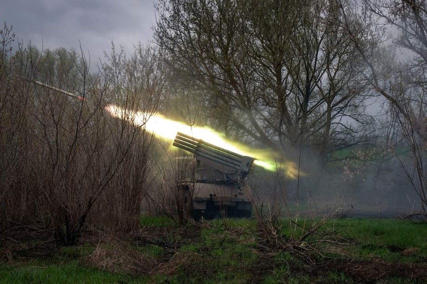 Obrońcy Ukrainy używają także rakiet z czasów zimnej wojny....