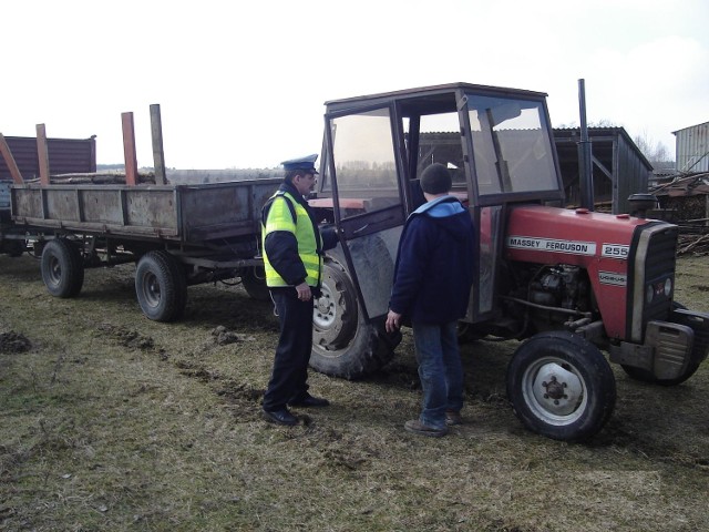 Marian Manowiecki z przysuskiej drogówki zakazał pijanemu traktorzyście dalszej jazdy.