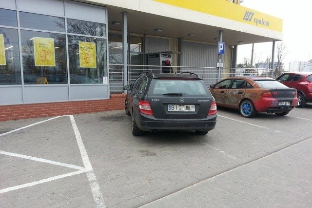 Parkowanie mercedesa "żeby nie zarysować" przed sklepem PSS Społem