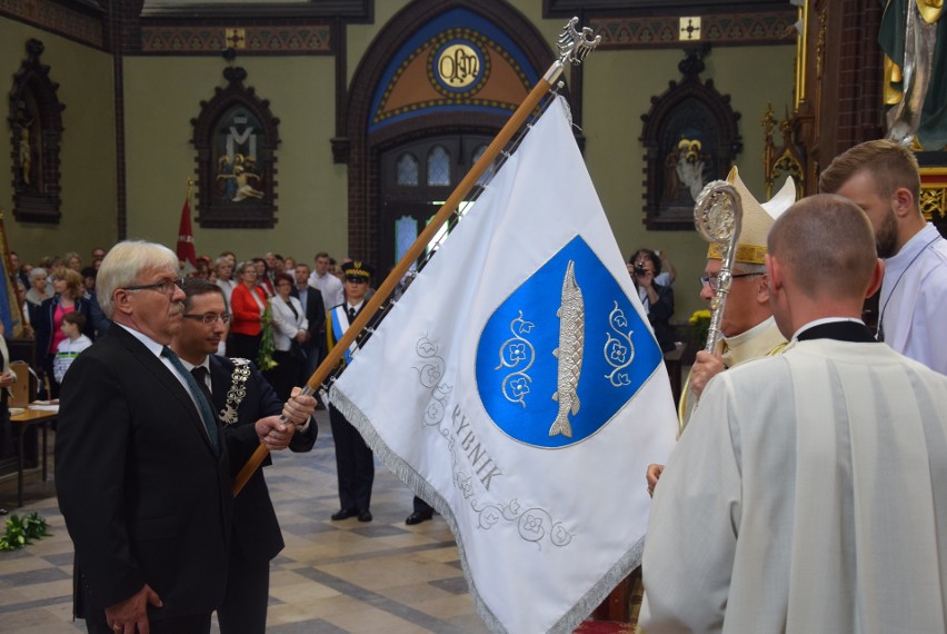 Arcybiskup Wiktor Skworc poświęcił sztandar Rybnika