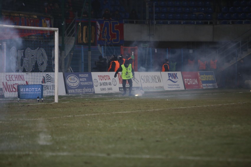 Derby Śląska przerwane, potem zakończone. Kibice Górnika...