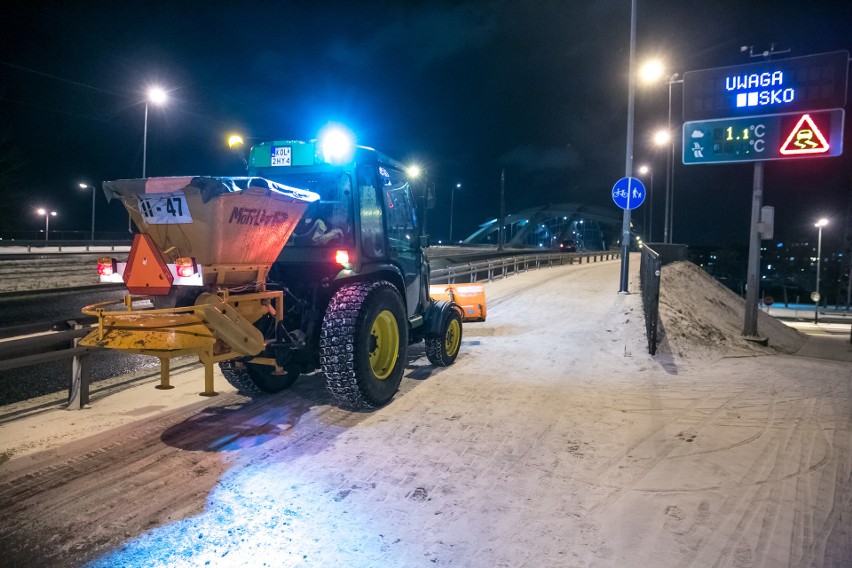 Szklanka na małopolskich drogach. Drogi zamieniły się w lodowiska [ZDJĘCIA]