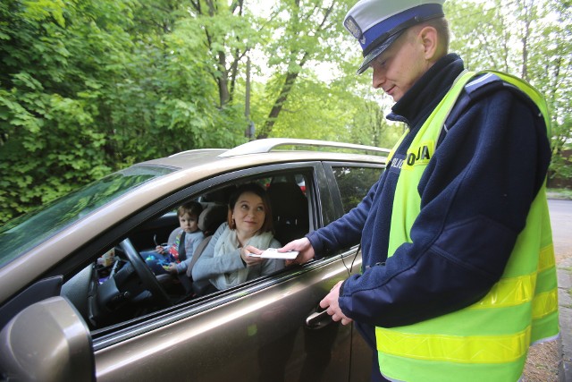 Podczas kontroli drogowej kierowca powinien zostać w aucie i wykonywać polecenia policjanta