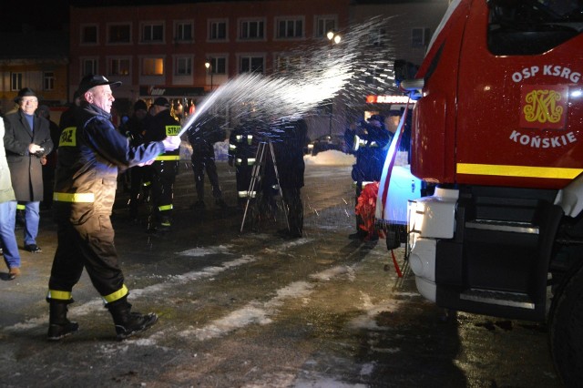 Samochód koneckich strażaków ochotników "ochrzczono" szampanem