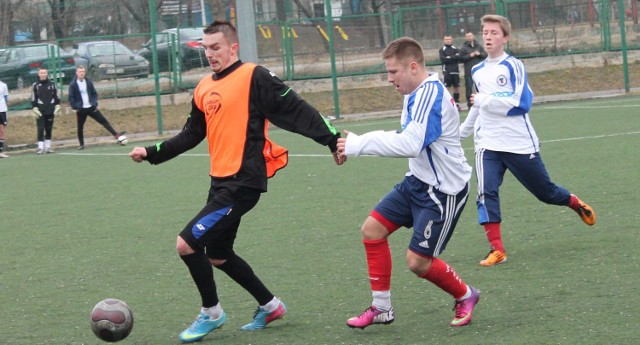 Piłkarze Stali Stalowa Wola (z piłką Damian Łanucha) przegrali w meczu kontrolnym w Radomiu z miejscową Bronią.