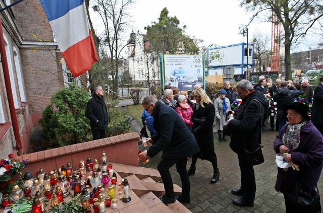 W niedzielę o godz. 12 pod budynkiem konsulatu Francji w Sopocie zostały złożone kwiaty oraz podpalone znicze