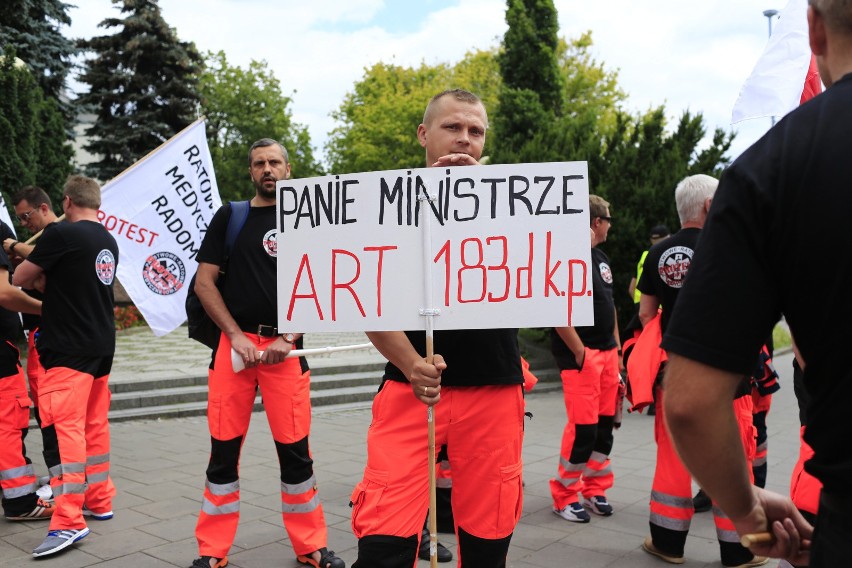 Protest ratowników medycznych w Warszawie. "Ratownik - systemu niewolnik" [ZDJĘCIA] [WIDEO]