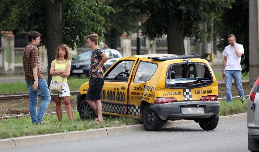 Wypadek na Pabianickiej w Łodzi. Zderzenie trzech samochodów [ZDJĘCIA]