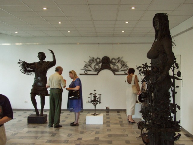 Wystawa w Galerii Sztuki Współczesnej. Na pierwszym planie - Flora, w głębi, po lewej - Karolinka.