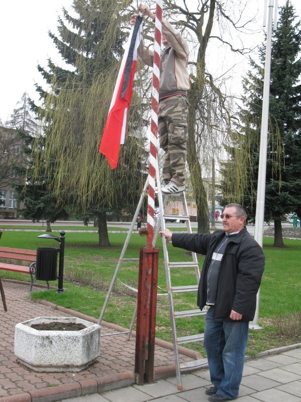 Przed południem flagę narodową z kirem zawieszono na placu przed pomnikiem Piłsudskiego w Sokółce.