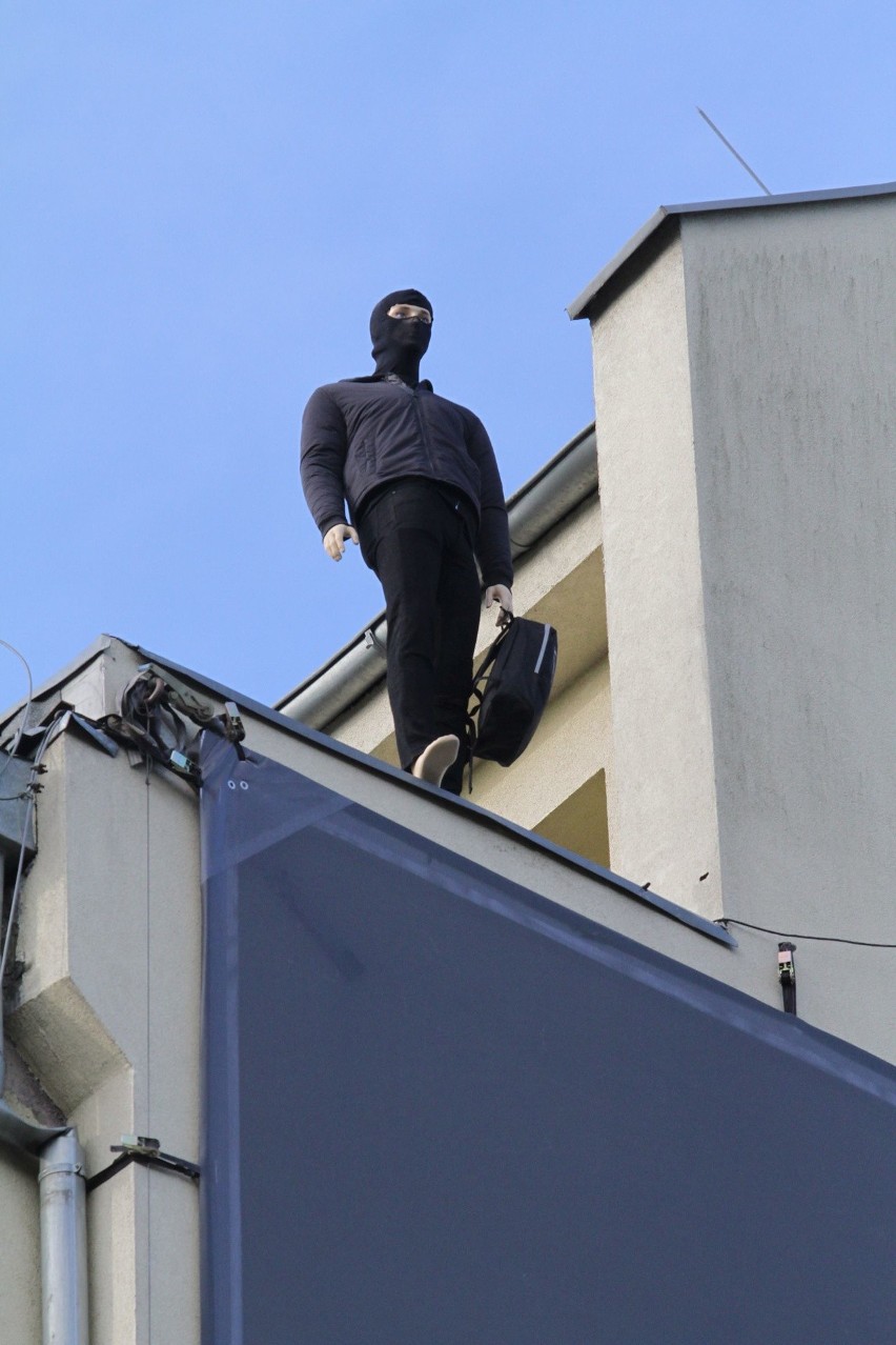 Manekin na dachu przychodni przy ul. Dobrzyńskiej