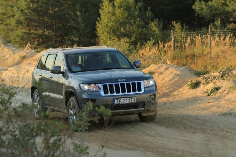 Jeep: prezentacja aut na torze motocrossowym (foto, film)