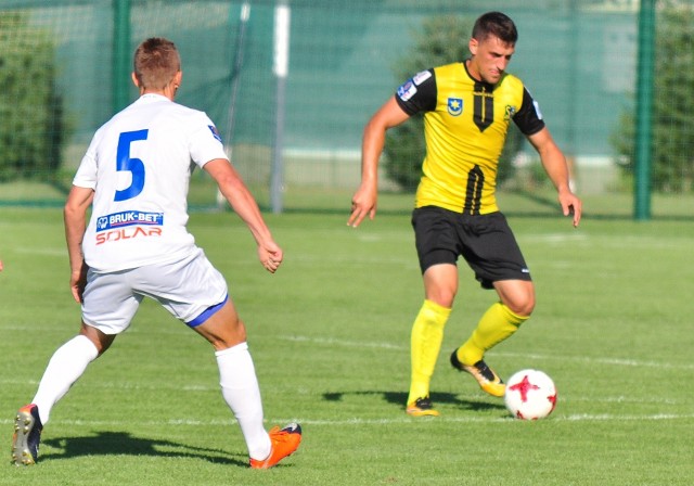 Piotr Witasik (z piłką) zagra w sobotę przeciwko swojemu byłemu klubowi, GKS-owi Bełchatów. O punkty będzie bardzo trudno.