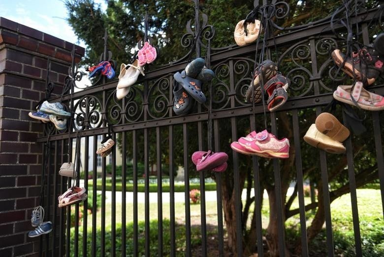 „Baby Shoes Remember” w Toruniu. Protest przeciwko pedofilii wśród księży