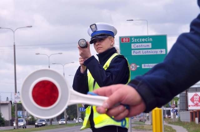 DrogówkaPatrol drogówki post. Anna Wójtowicz i aspirant Andrzej Pocznek