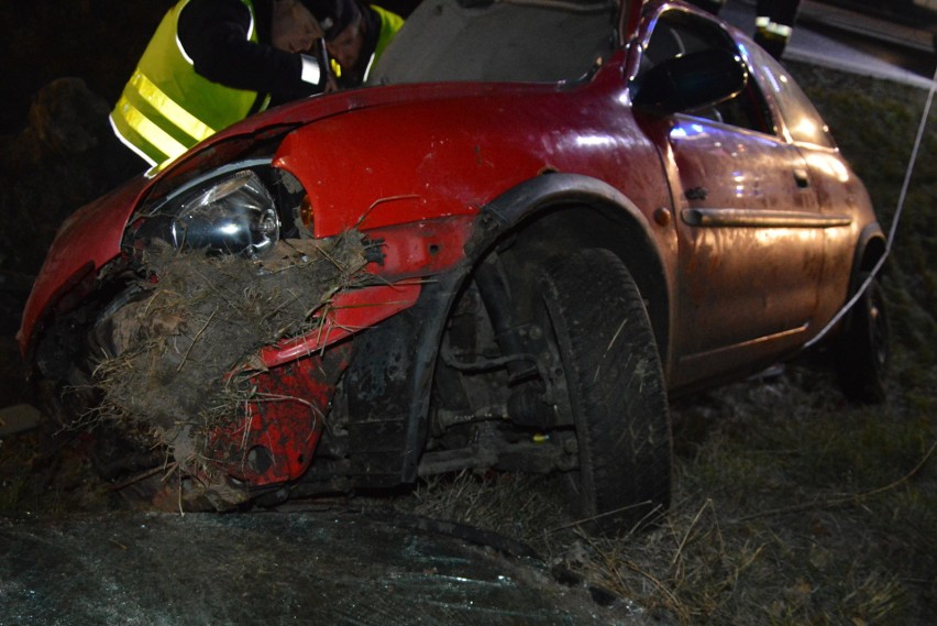 Wypadek w Obrowie. Na DK 10 dachowało auto z siedmioma pasażerami. Zginęły dwie osoby [Zdjęcia]