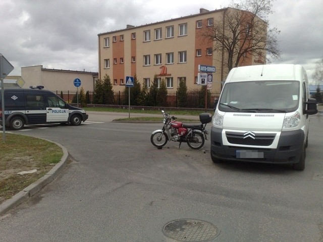 65-letni motocyklista po wypadku został odwieziony do szpitala w Słubicach. Ma złamaną rękę.