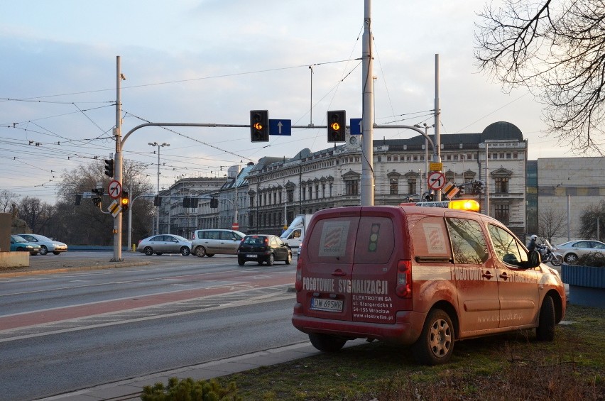 Wrocław: Chaos na placu Jana Pawła II. Nie działała sygnalizacja świetlna (ZDJĘCIA)