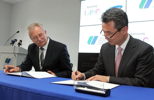Dr hab. inż. Witold Biedunkiewicz z ZUT i Sang Woo Kim z firmy Samsung Electronics Europe podpisali listy intencyjny o współpracy. 