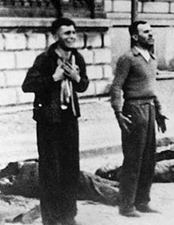 Ciała zabitych leżą obok. Za chwilę kolejna salwa. Od kul padną bracia Hanusiakowie, w tym Franciszek. Czy to mężczyzna po lewej?
