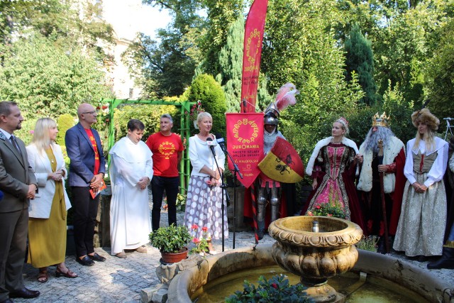 Przedstawiciele województw małopolskiego i śląskiego, Związku Gmin Jurajskich i ambasadorzy Juromanii na konferencji zapraszającej na święto Jury Krakowsko-Częstochowskiej