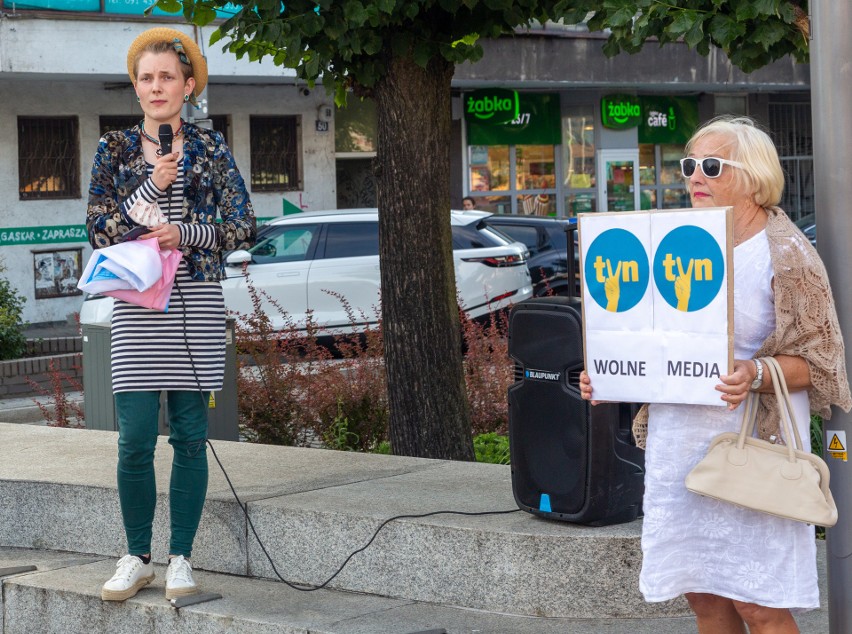 Protest przeciwko "lex TVN" na pl. Adamowicza w Szczecinie