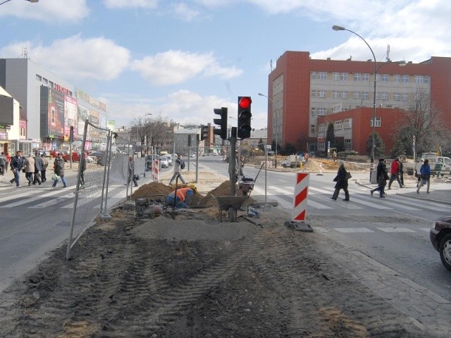 W tej chwili przy urzędzie wojewódzkim trwa przekładka wodociągu. Co kilka al. Piłsudskiego jest tu rozkopana i częściowo zamknięta. Najlepiej omijać ją al. Witosa, Batalionów Chłopskich, Powstańców Warszawy i Armii Krajowej. Objazdem dla ul. Podkarpackiej jest ul. Przemysłowa.