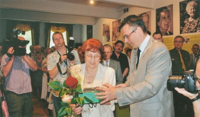 Ten moment i słowa wypowiedziane przez prezydenta Janusza Kubickiego (z prawej) zapadły w pamięci Stefanii Zawackiej. Pionierka otrzymuje Nagrodę Miasta Zielona Góra.