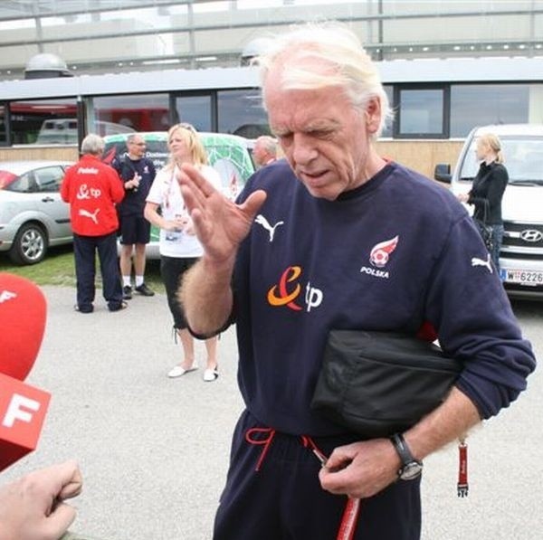 Trener Leo Beenhakker zmienił plany i nasza kadra będzie w niedzielę trenować w Bad Waltersdorf zamiast w Klagenfurcie.