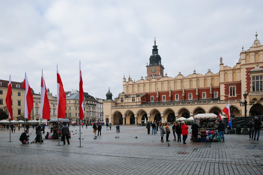 11 listopada w Krakowie. W rocznicę odzyskania niepodległości miasto pięknie udekorowano flagami [ZDJĘCIA]