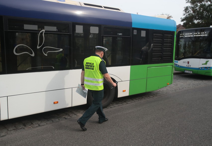 Inspekcja Transportu Drogowego w Szczecinie kontroluje stan techniczny autobusów. Nie wszystkie pomyślnie przeszły kontrole