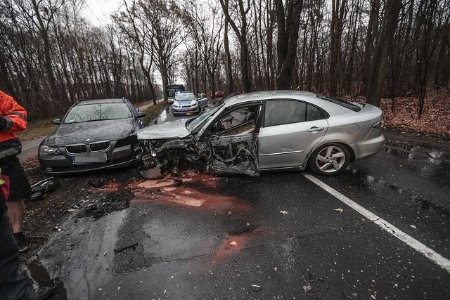 Mazda uderzyła w dźwig i bmw na ul. Wojska Polskiego w
