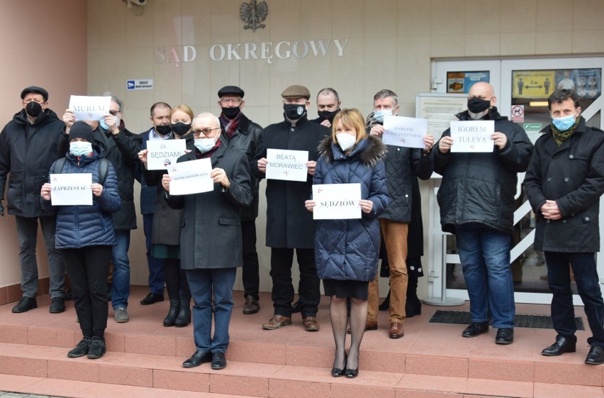 Ostrołęka. Protest sędziów przed Sądem Okręgowym. Dzień solidarności z represjonowanymi sędziami. 18.03.2021. Zdjęcia