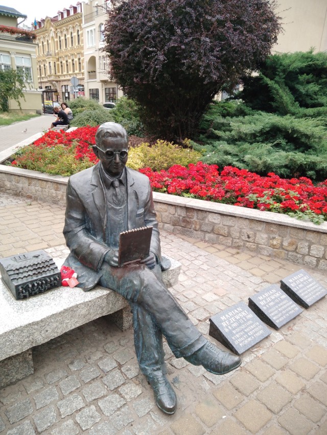 Bydgoszcz, Gdańska, róg Śniadeckich. W setną rocznicę urodzin genialny matematyk i kryptolog usiadł z Enigmą na ławeczce.