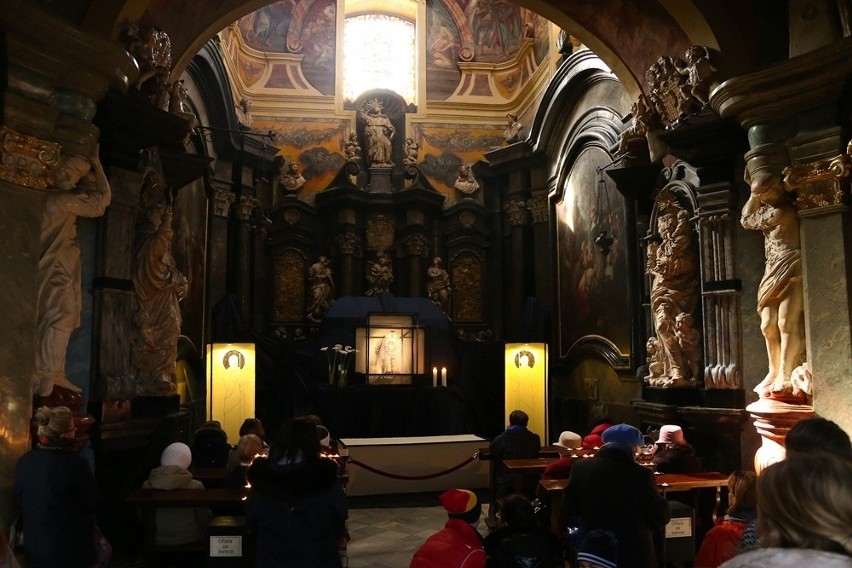 Wielka Sobota: Zobacz Groby Pańskie we wrocławskich kościołach (ZDJĘCIA)
