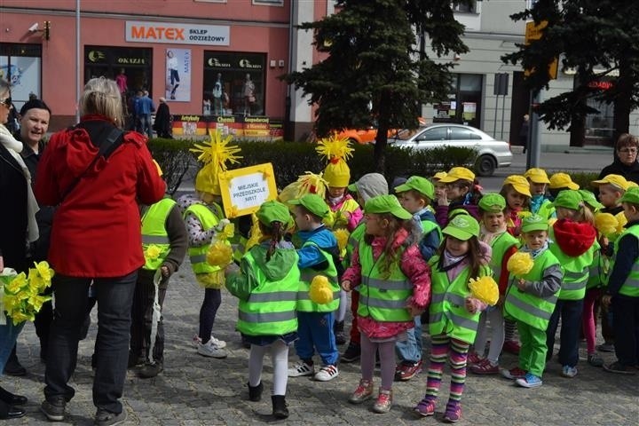 Uczestnicy ubrani byli w kolorowe elementy. Dominowały...