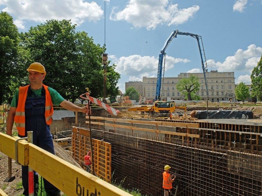 Zobacz najnowsze zdjęcia z przebudowy placu Litewskiego. Co znajduje się pod ziemią?