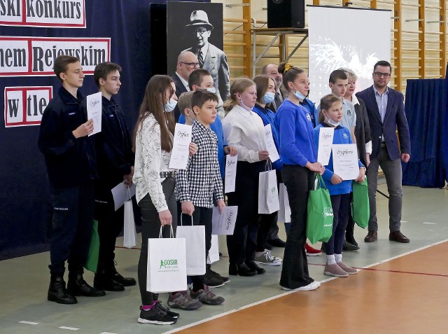 Nagrodzeni uczniowie wraz z organizatorami miejskiego konkursu fotograficznego „Z Marianem Rejewskim w tle”