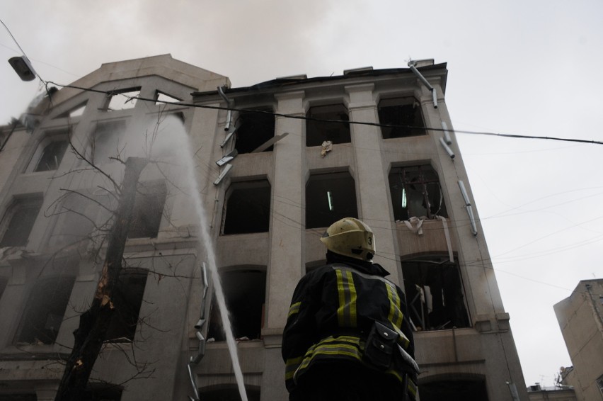 Wojna na Ukrainie. Bombardowany Charków płonie. Strażacy też walczą o miasto