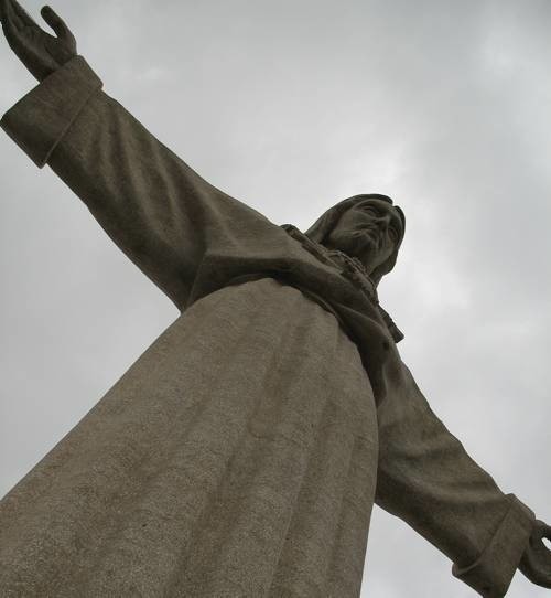 Pomnik w Lizbonie ma 110m (sama figura 28 m) i wykonany...