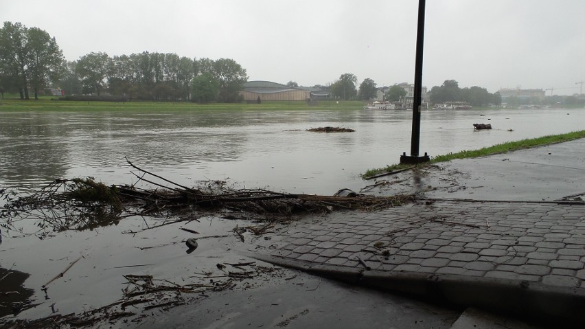 Deszcz spowodował duże utrudnienia, pogotowie przeciwpowodziowe w Krakowie [ZDJĘCIA, WIDEO]