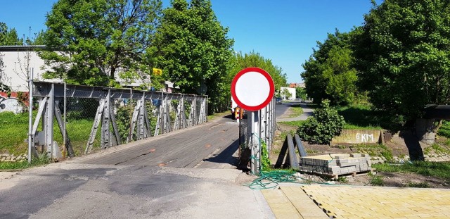 Z powodu złego stanu technicznego zamknięto dla ruchu samochodów  mostek nad Trynką na ul. Kruszelnickiego. Piesi i rowerzyści mogą z niego nadal korzystać.